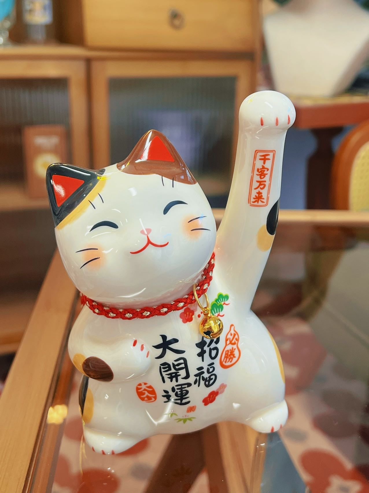 Japanese Yakushigama Maneki-neko (Lucky Cat) – Large, Hand-Painted "Victory" & "Financial Luck" Design  H14.5×W12×D12cm