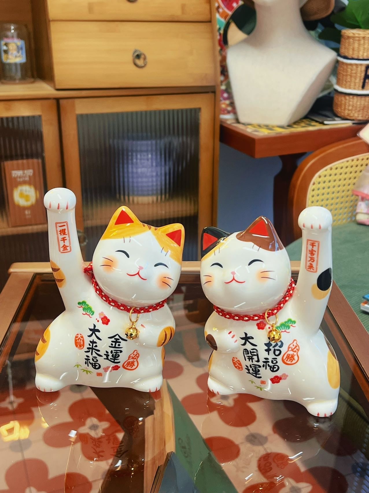 Japanese Yakushigama Maneki-neko (Lucky Cat) – Large, Hand-Painted "Victory" & "Financial Luck" Design  H14.5×W12×D12cm